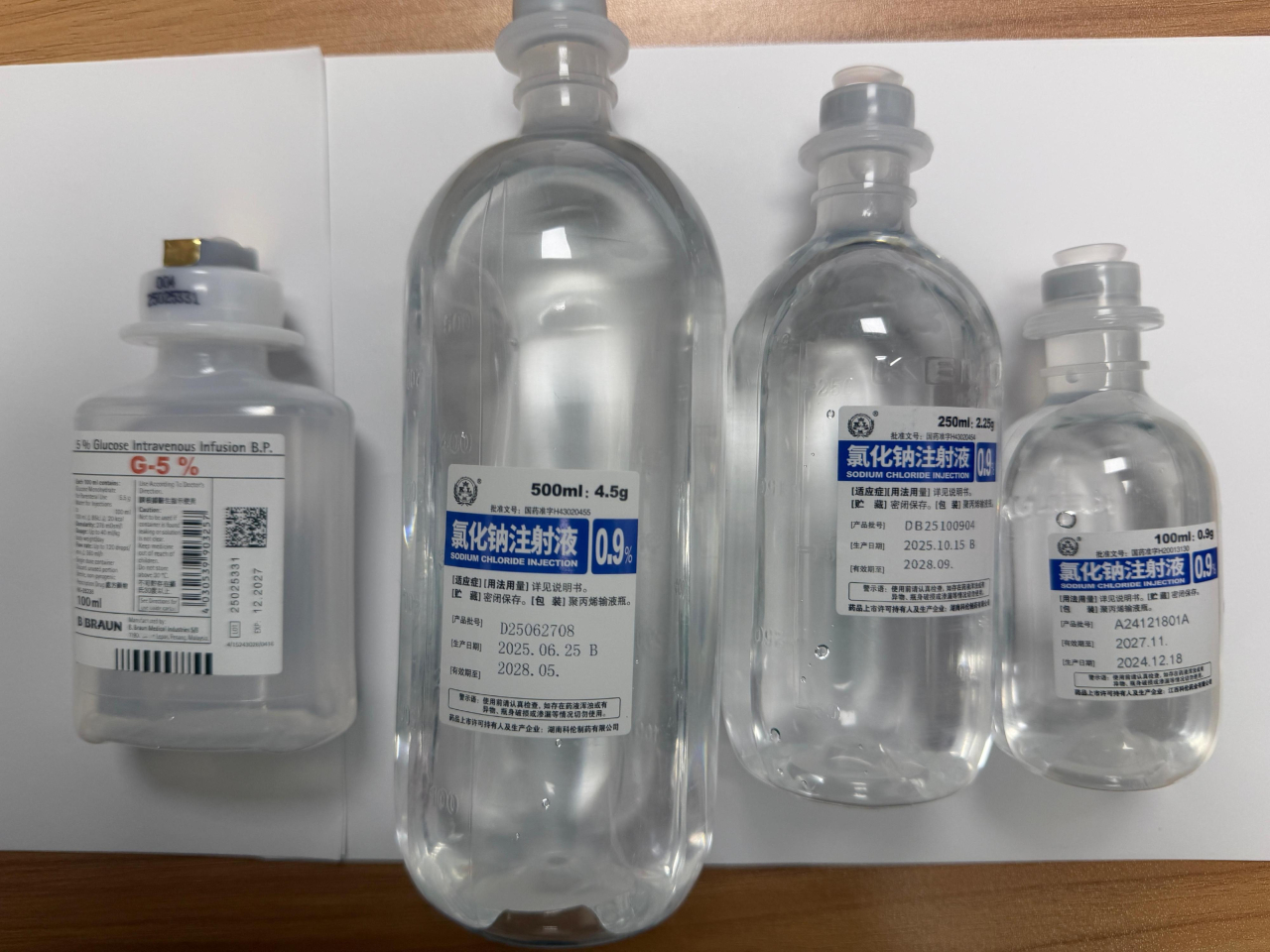針對有處所向顧客提供聲稱能預防多種癌症的疫苗「Wilms' tumour 1」，衞生署今聯同警方再突擊搜查多間處所。行動中檢獲的未經註冊注射藥劑製品。（政府新聞處）