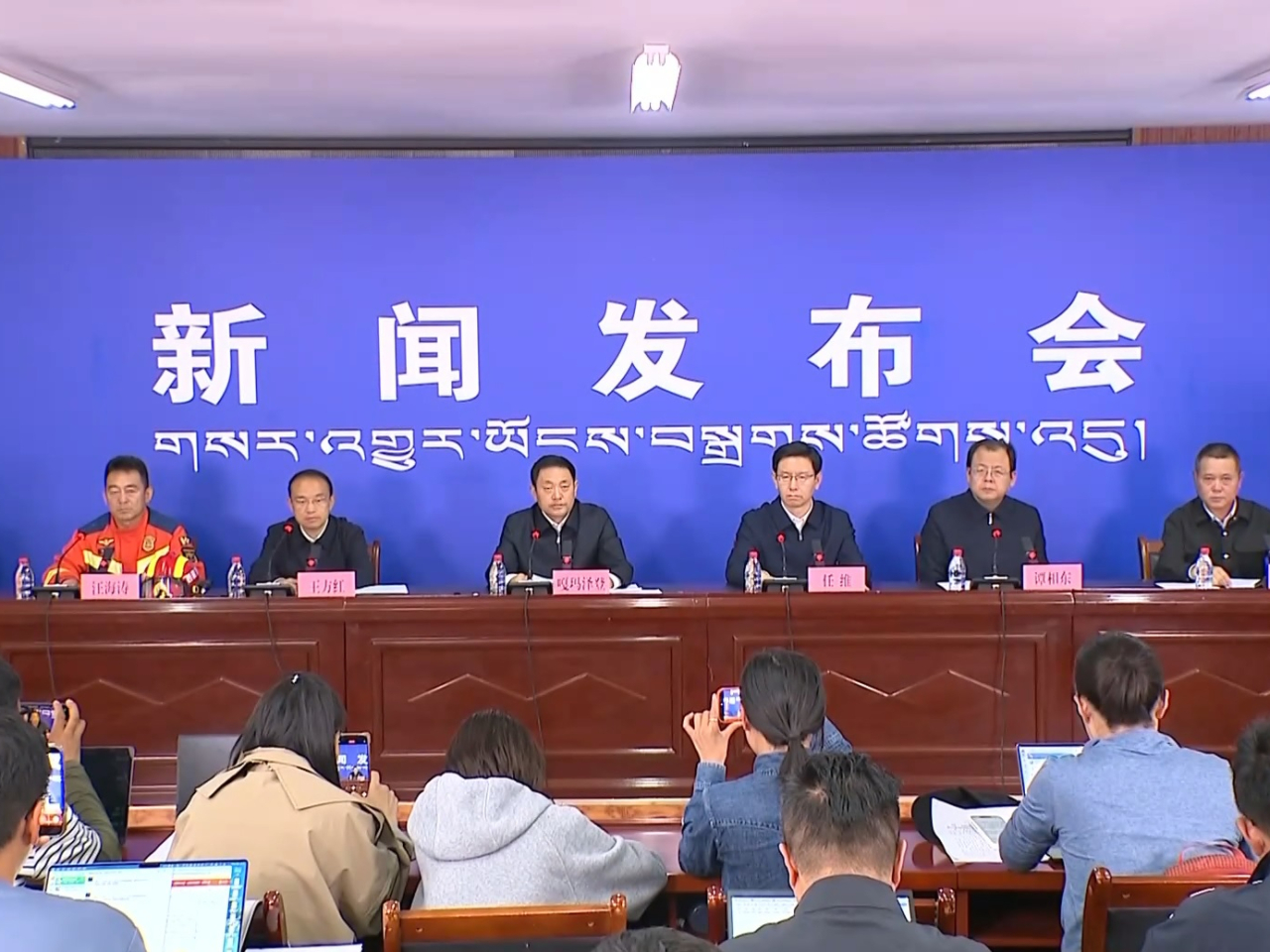 西藏自治區政府新聞辦召開新聞發布會，報告吉隆縣上星期三發生泥石流災害後的搶險救援工作情況。（央視片段截圖）