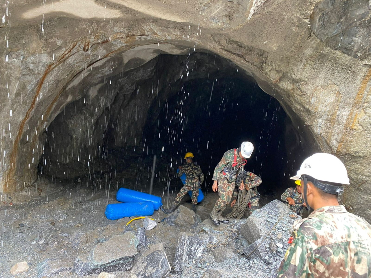 尼泊爾軍方在水力發電廠附近隧道入口進行搜救行動。（路透社）