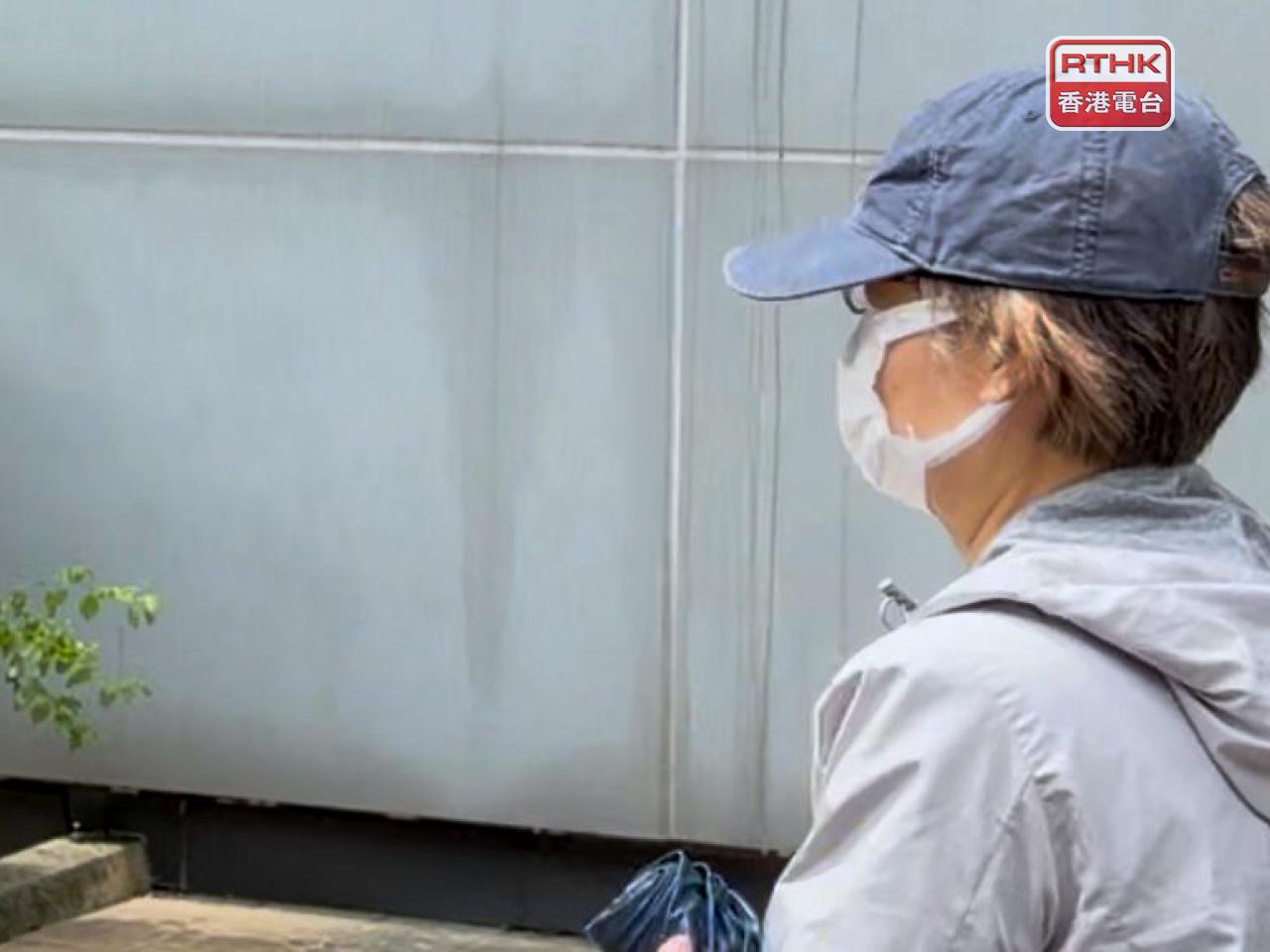 68歲女子被控多一項「普通襲擊」罪，案件早上在觀塘裁判法院提堂，法庭將案件押後至11月5日再訊。（崔蔚恩攝）