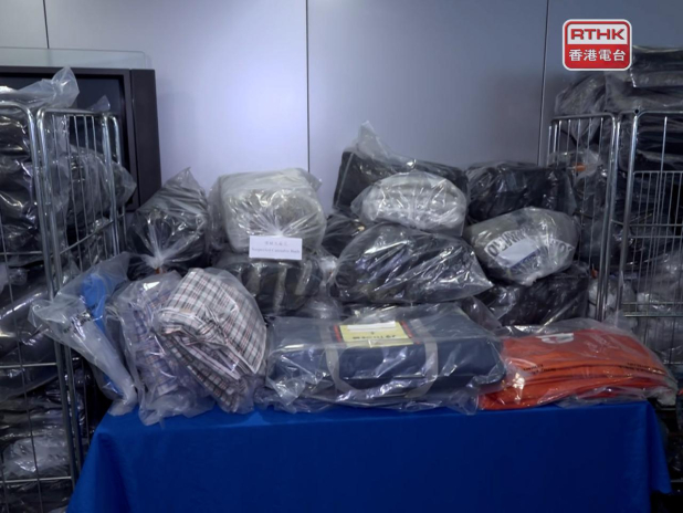警員在長沙灣的工廠大廈單位外,截查一名男子,於手推車上找到44公斤懷疑大麻花,其後再在單位找到199公斤懷疑大麻花。(梁禎祥攝)