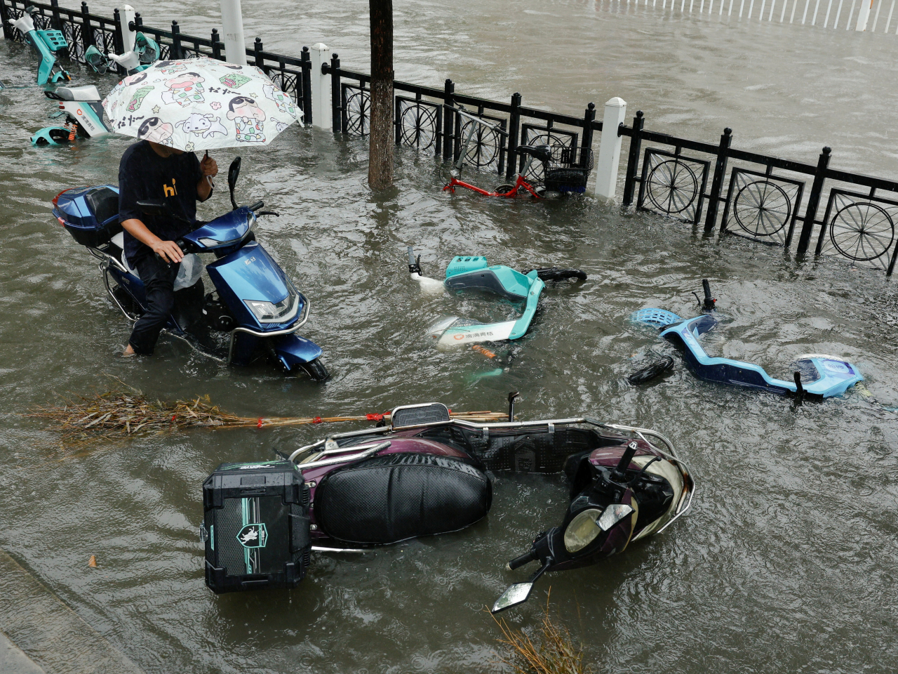 Flooding brought on by Typhoon Dolphin swamps Xiangyang, Hubei, last month. File photo: Reuters
