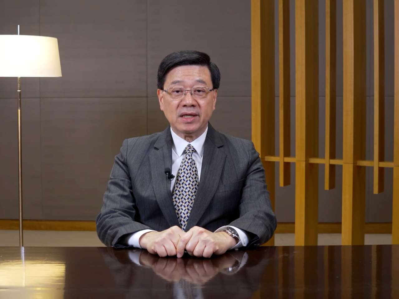 李家超表示，香港實行普通法制度，資金、資訊和人才自由流動，稅制簡單及稅率低，使香港成為連接內地與全球市場的門戶。（政府新聞處）