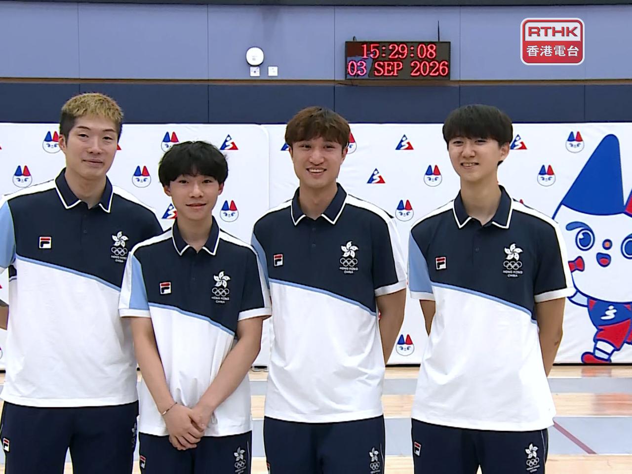 首次出戰亞運的17歲小將何承謙（左二），早前夥拍張家朗（左一）、蔡俊彥（右二）及梁千雨（右一）奪得世錦賽花劍團體銀牌。（張連登攝）