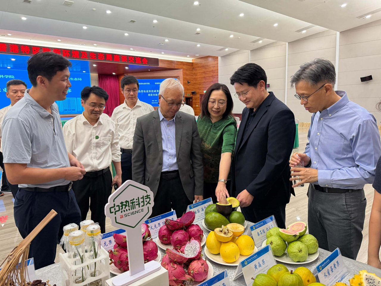 謝展寰（右四）聽取人員介紹不同優質熱帶作物品種。（政府新聞處）