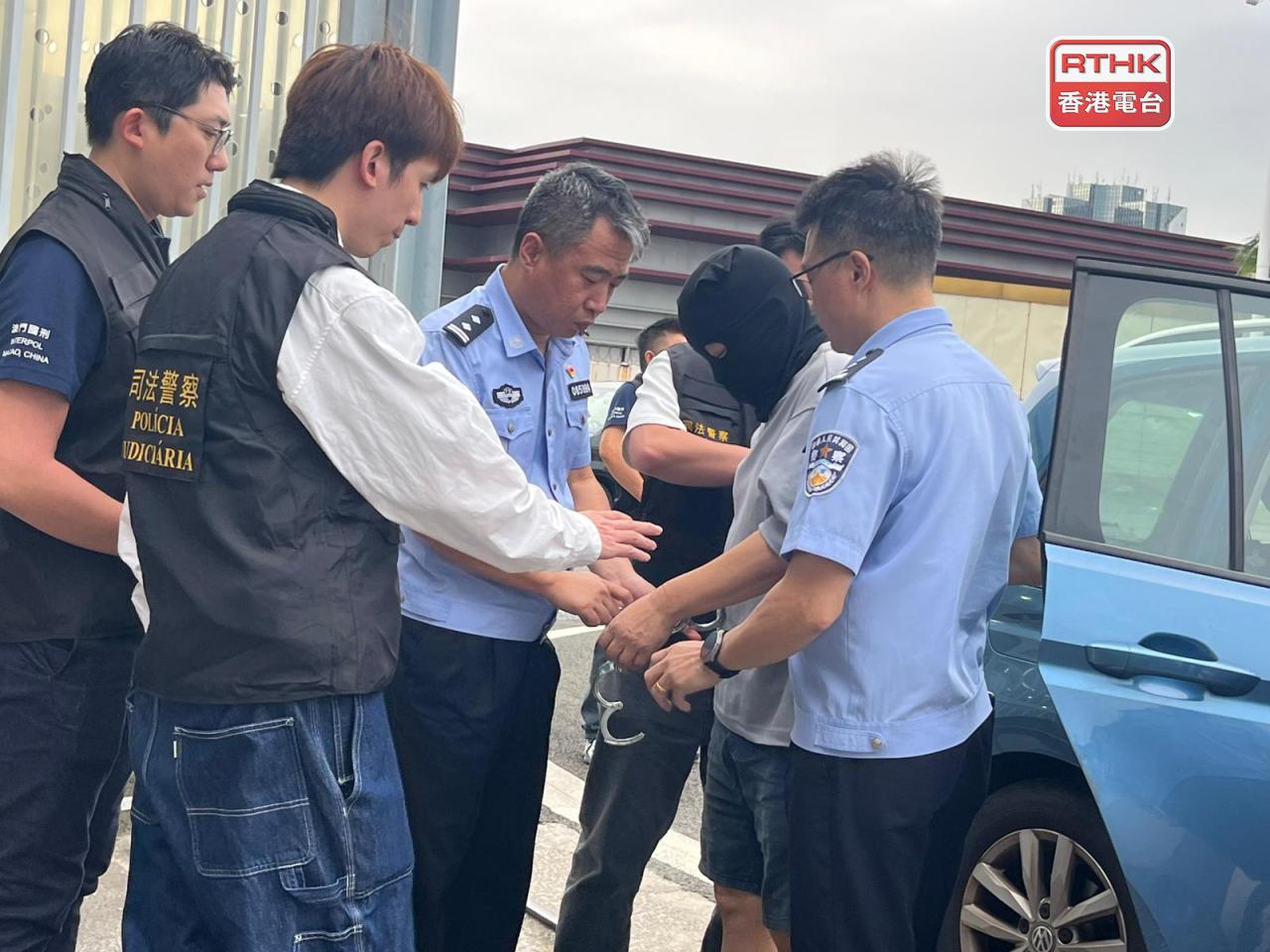 疑犯被移交澳門後，改用司警手銬押上警車。（鄭月明攝）