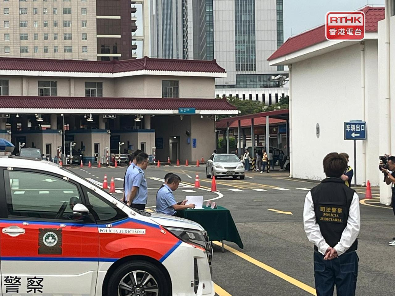 疑犯在中山落網後，雙方警員下午在關闡進行移交程序。（鄭月明攝 )
