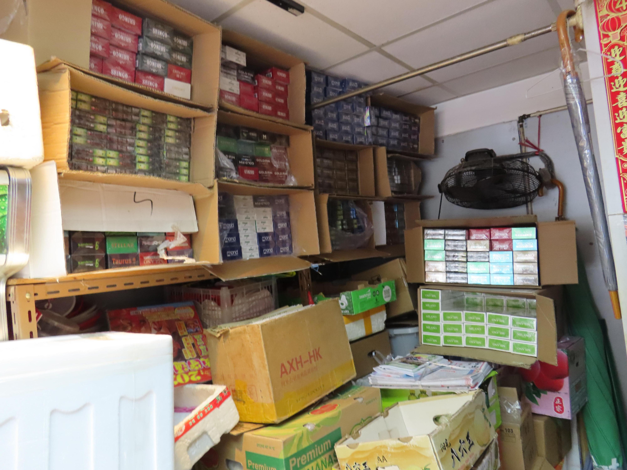 一名雜貨店店主因處理未完稅香煙，違反《應課稅品條例》，被判處監禁八星期。（政府新聞處）