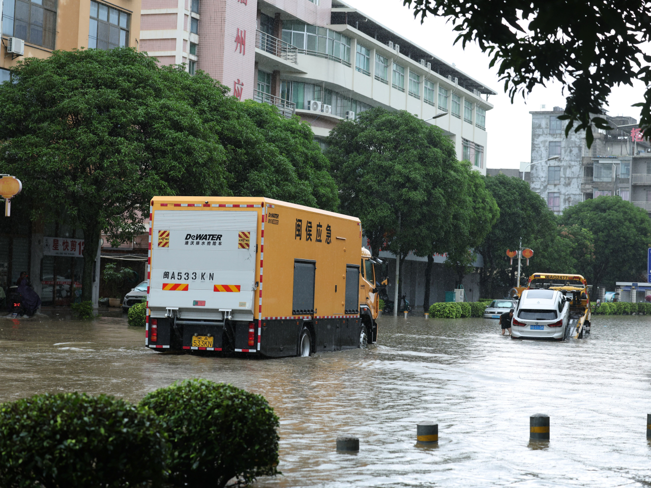 應急車輛在福建閩侯縣受淹浸的街道行駛。（新華社）