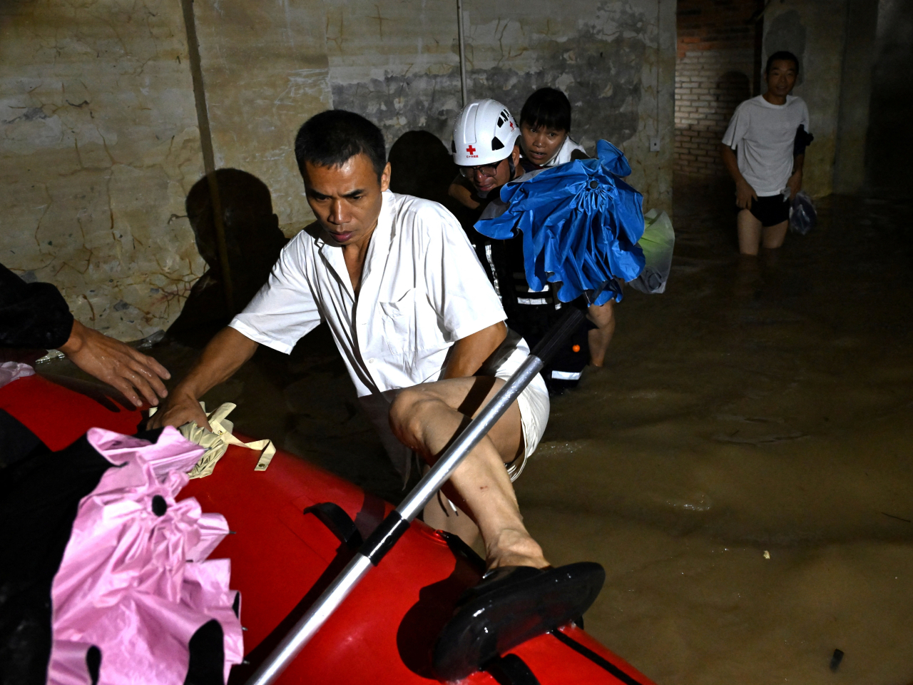Residents are evacuated amid flooding in Minhou county, Fuzhou, in Fujian. Photo: Reuters