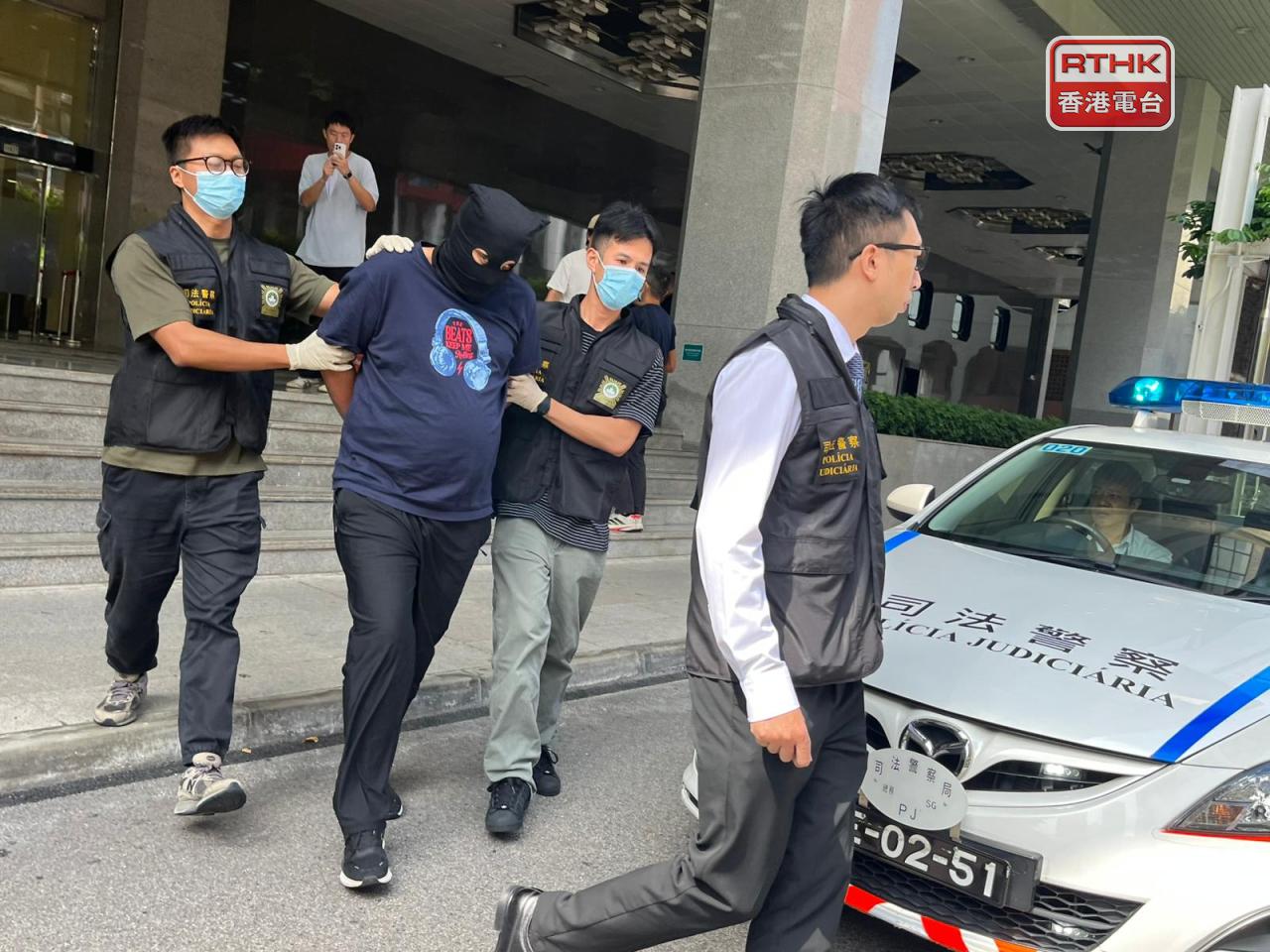 37歲的巴基斯坦籍香港男子因涉嫌到澳門販毒，下午由司警押往檢察院。（鄭月明攝）