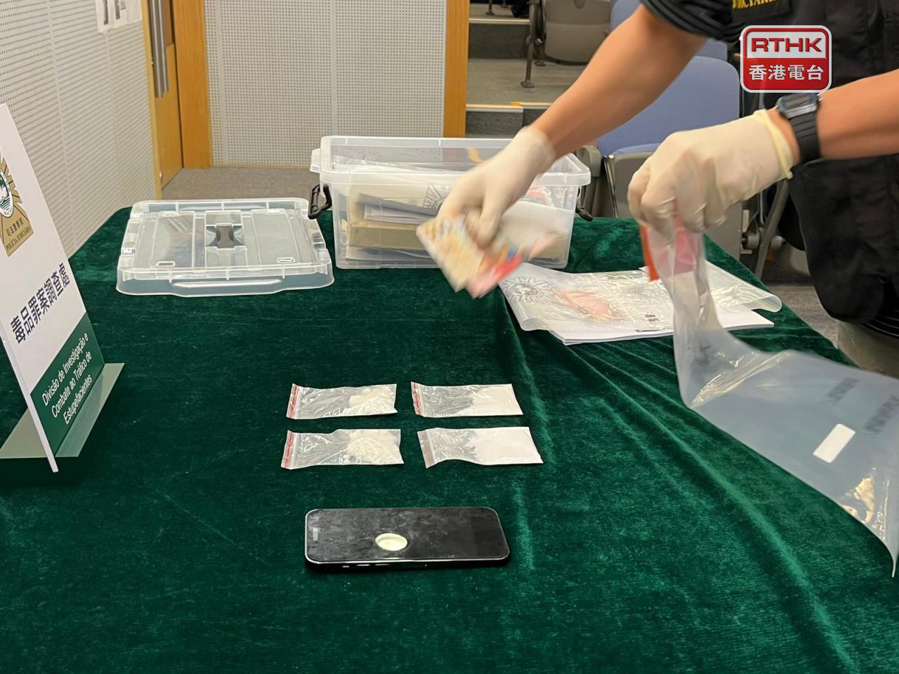澳門司警展示在疑犯身上搜到的可卡因等證物。（鄭月明攝）