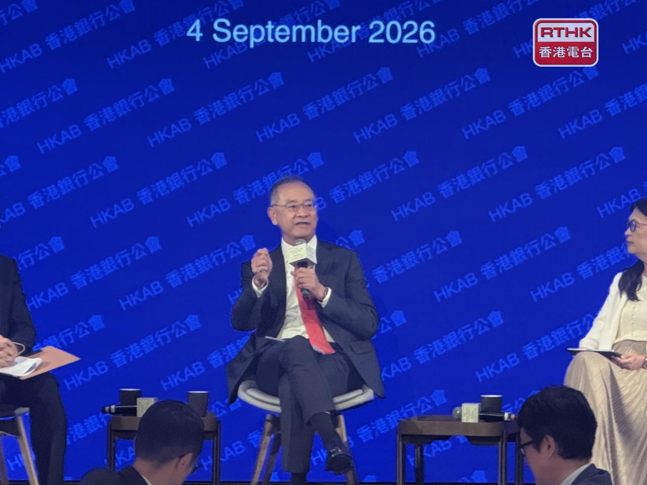 余偉文（中）稱Project Noor幫助業界評估個別AI用例可靠性和可解釋性，預期下季測試。（趙嘉駿攝）