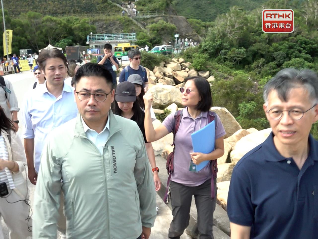 漁護署署長黎堅明(右)、民建聯立法會議員葉傲冬(中)和何俊賢(後)，到現場視察。（彭冠中攝）