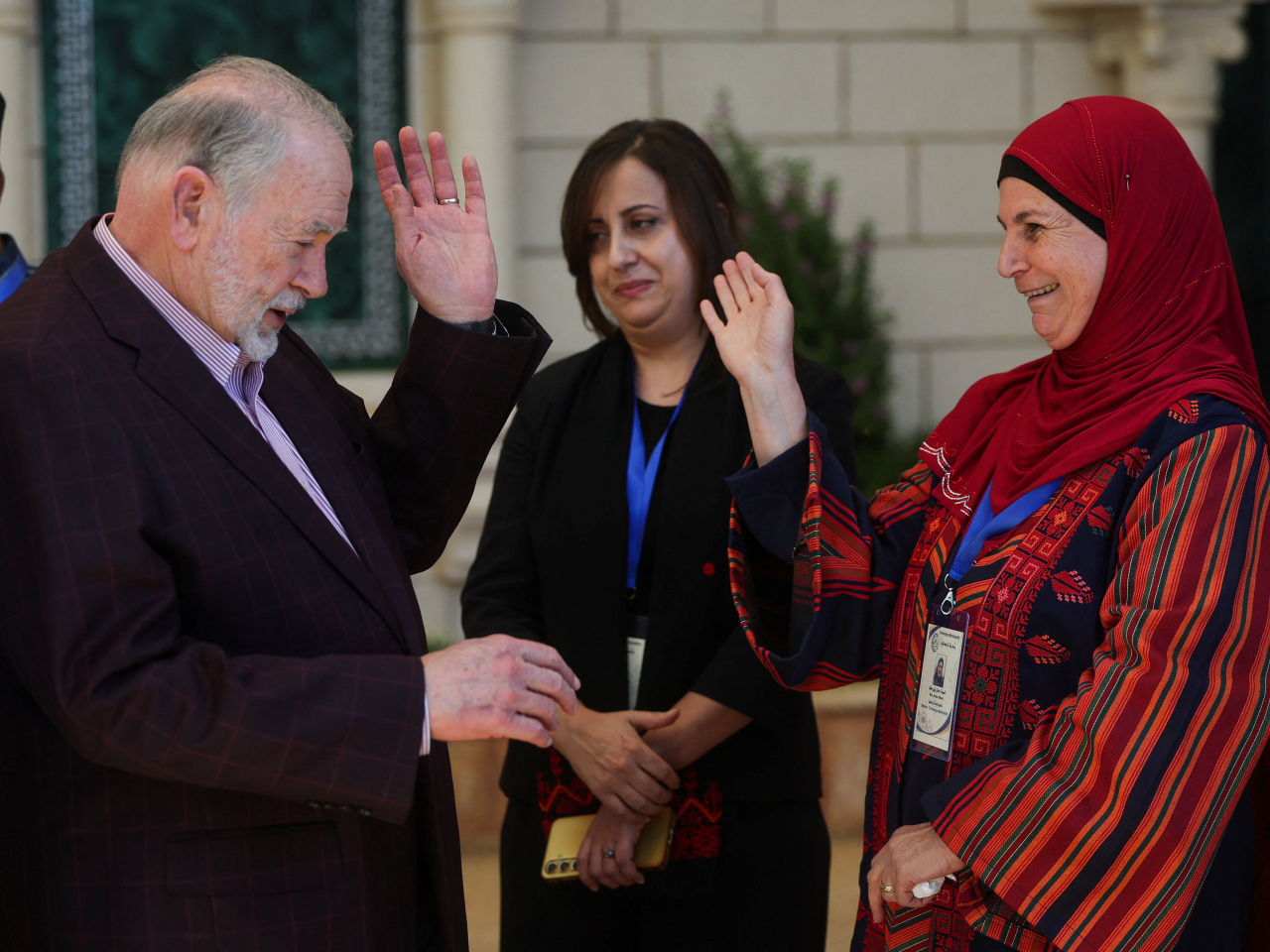 Mike Huckabee meets a resident of Turmus Ayya, a Palestinian town near Ramallah in the Israeli-occupied West Bank. Photo: Reuters