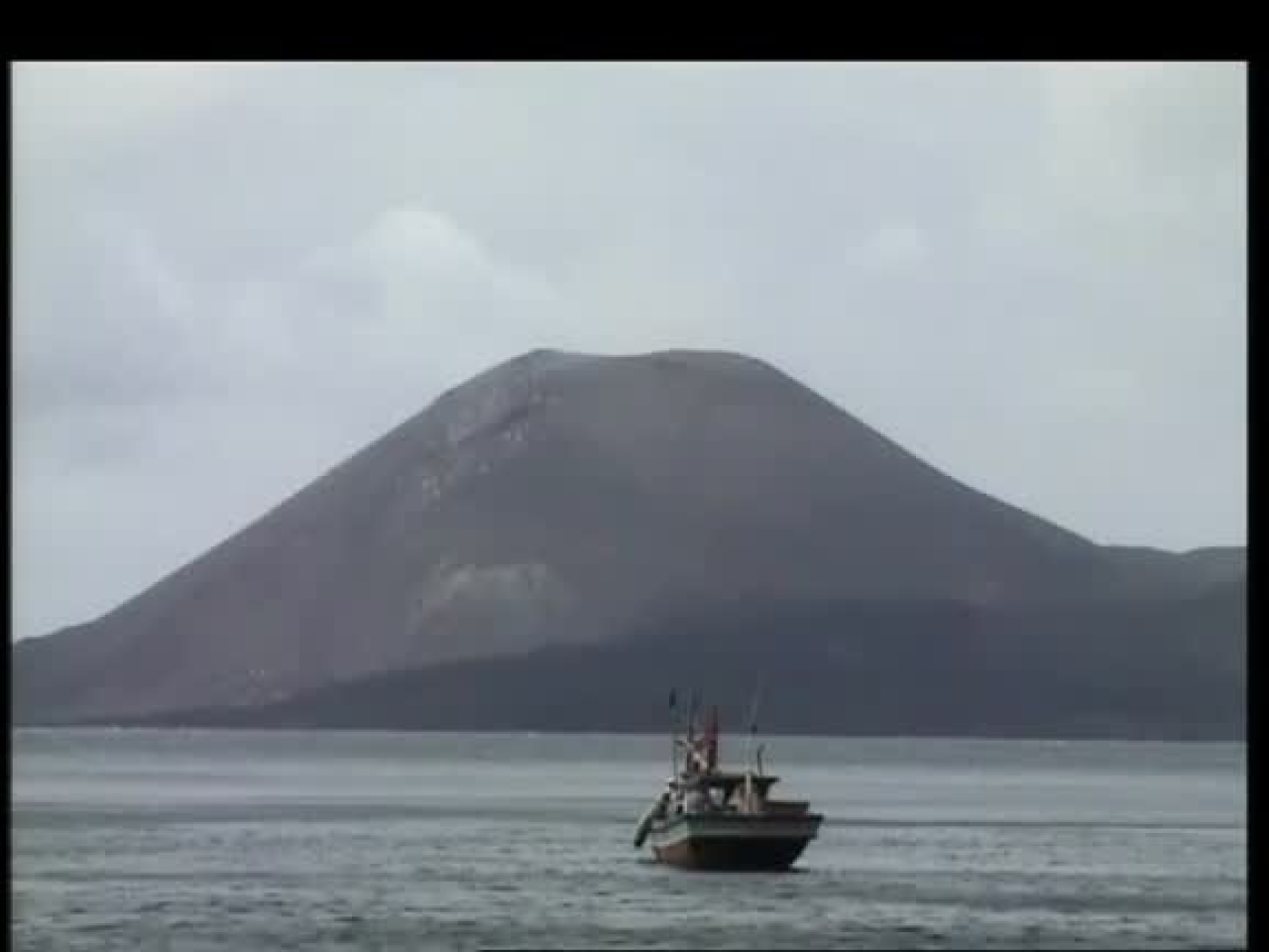 印尼交通部表示，火山自星期五晚開始噴發。（路透社資料圖片）