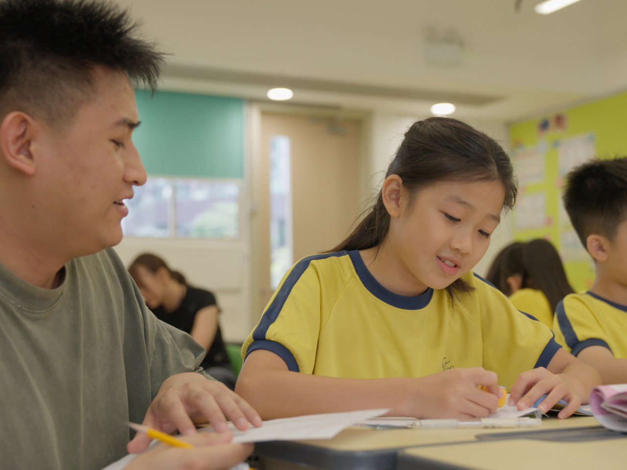 有使用「在校課後託管服務」家長說，有老師輔導功課，子女成績及心情改善。（李家超社交專頁）