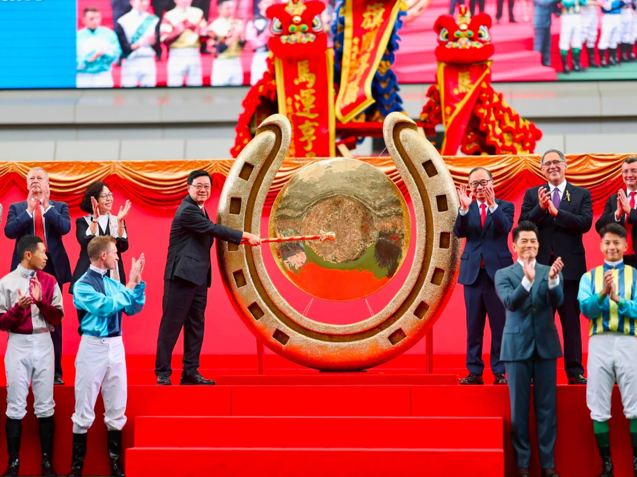 李家超到沙田馬場主持馬季開鑼儀式。（李家超社交專頁）
