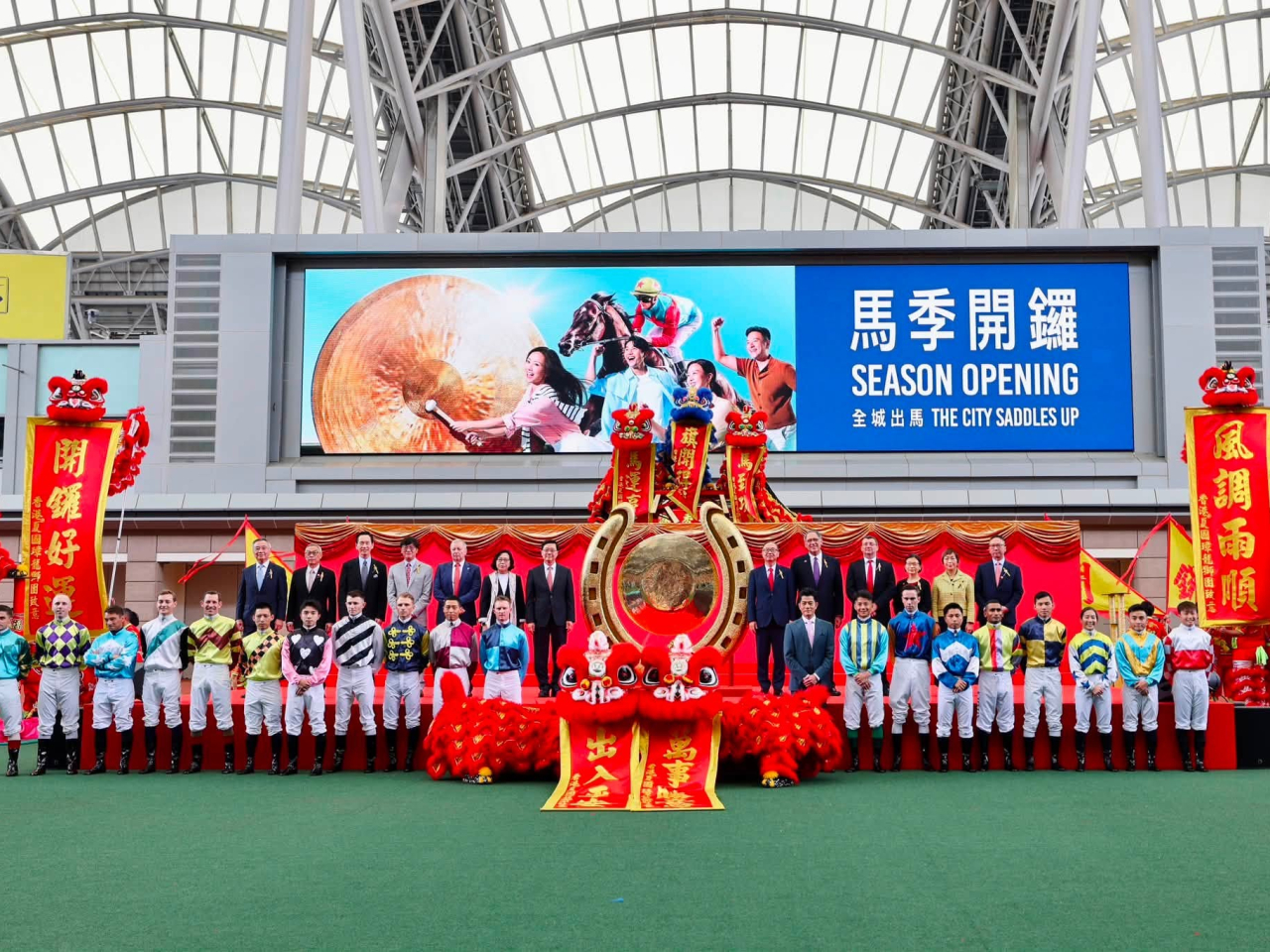 李家超形容，賽馬是香港獨特文化標誌，亦是推動「盛事經濟」的重要引擎。（李家超社交專頁）