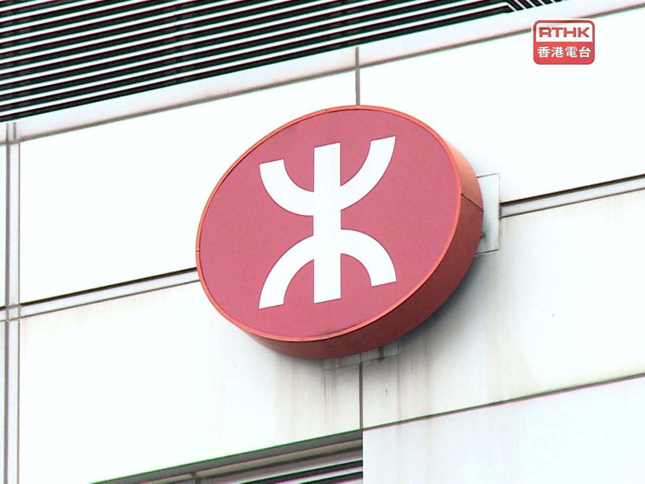 港鐵表示，兩名女子昨日下午擅自進入輕鐵兆康站備用月台路軌範圍，已就事件報警。(港台圖片)