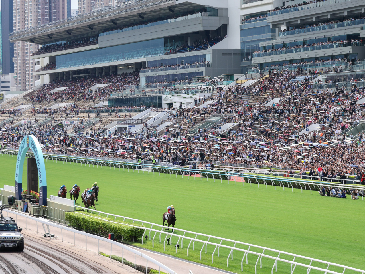 今日新馬季開鑼日，有超過4萬3千人進入沙田馬場觀賽。(馬會提供)