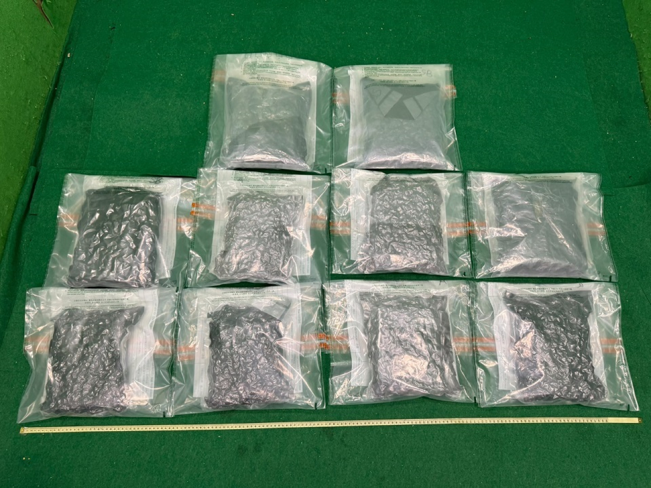 海關在男子行李內檢獲約6公斤懷疑大麻花，市值約130萬元。（海關提供）