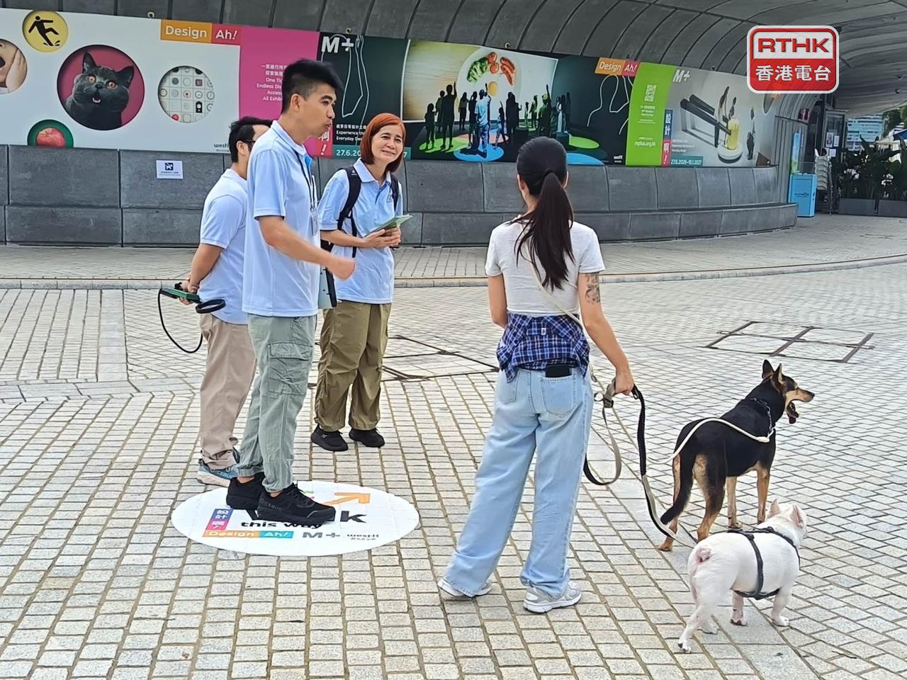 漁護署在3日的執法行動期間，針對狗隻聚集的公眾地方加強巡查。(港台圖片)