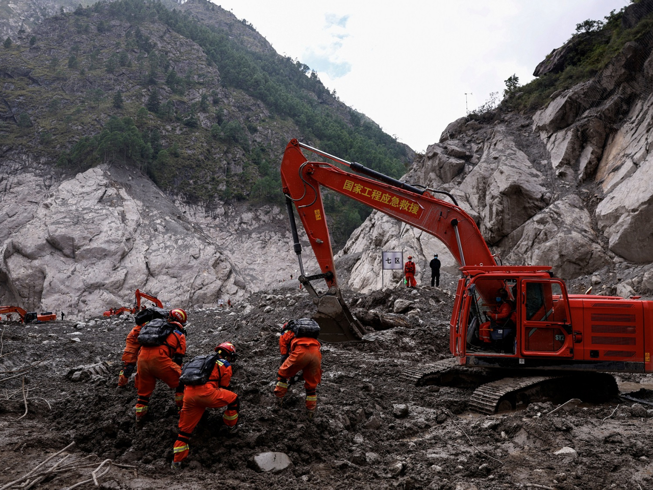 Workers conduct search and rescue operations at Gyirong Port in Xizang. Photo: Reuters