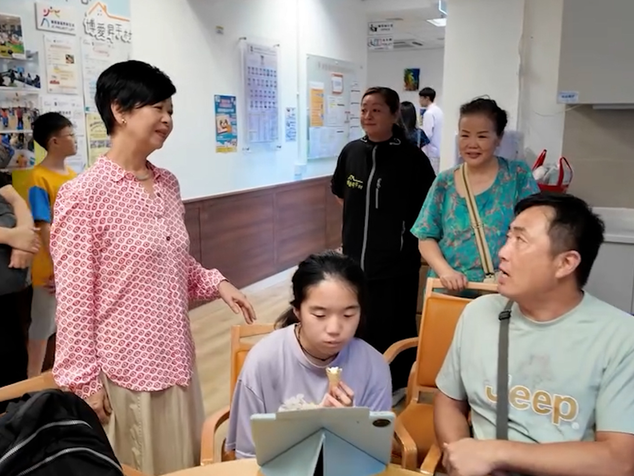 何永賢近日探訪過渡性房屋項目住戶。(何永賢社交專頁截圖)