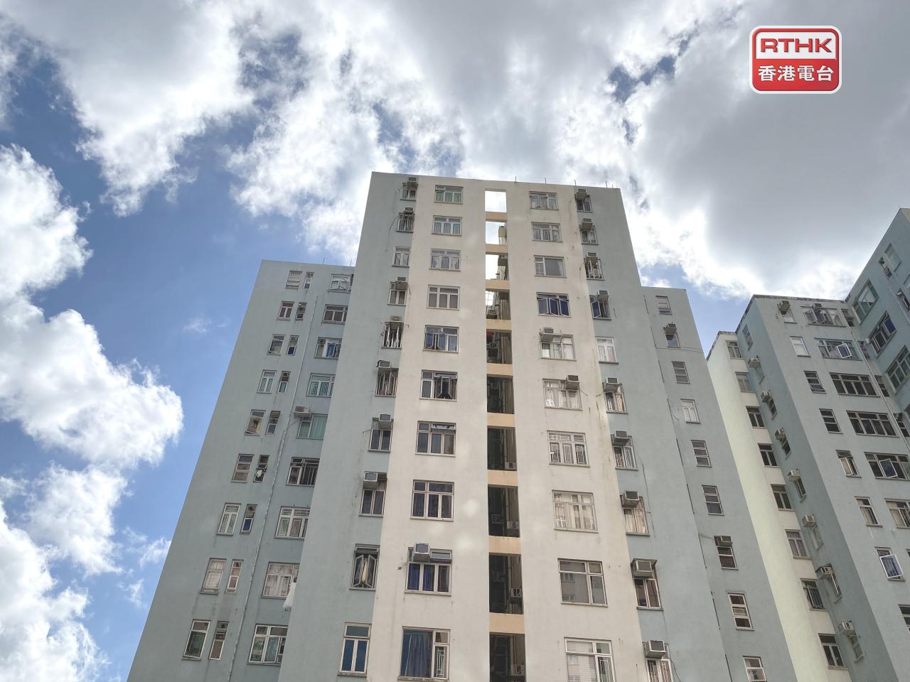 中原地產和美聯物業數據都顯示，上周末10大二手屋苑成交都跌至4宗，創6星期低位，按星期減少8至9宗。（港台圖片）
