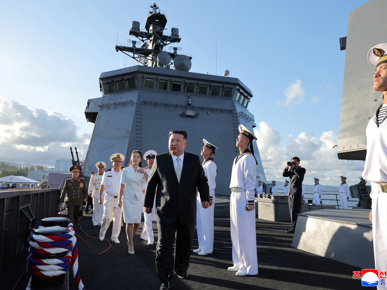 金正恩出席姜健號驅逐艦入列儀式。（路透社）
