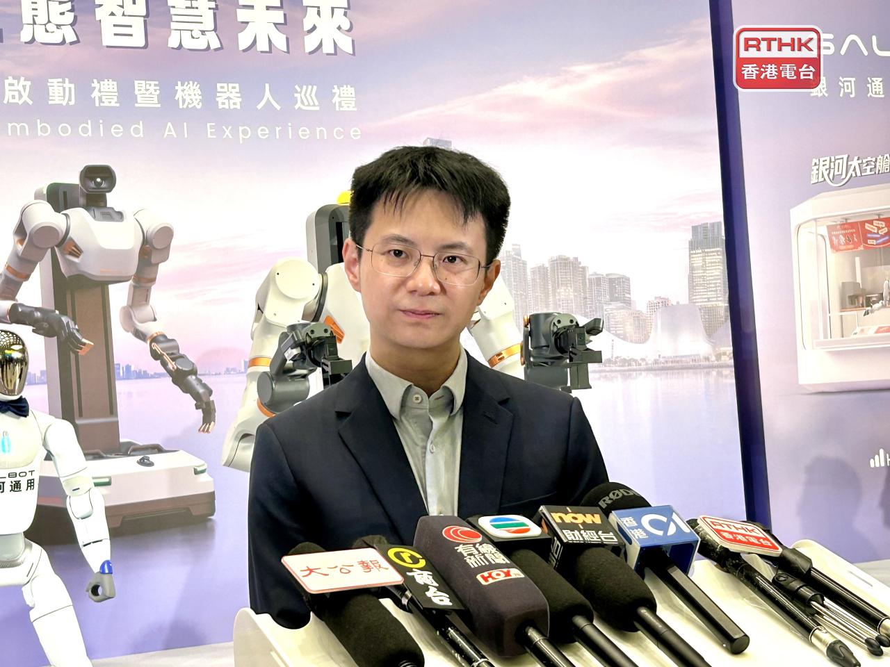 王鶴表示，計劃在香港人流密集的地區及旅遊區增設數十家機器人零售店。（羅煒皓攝）