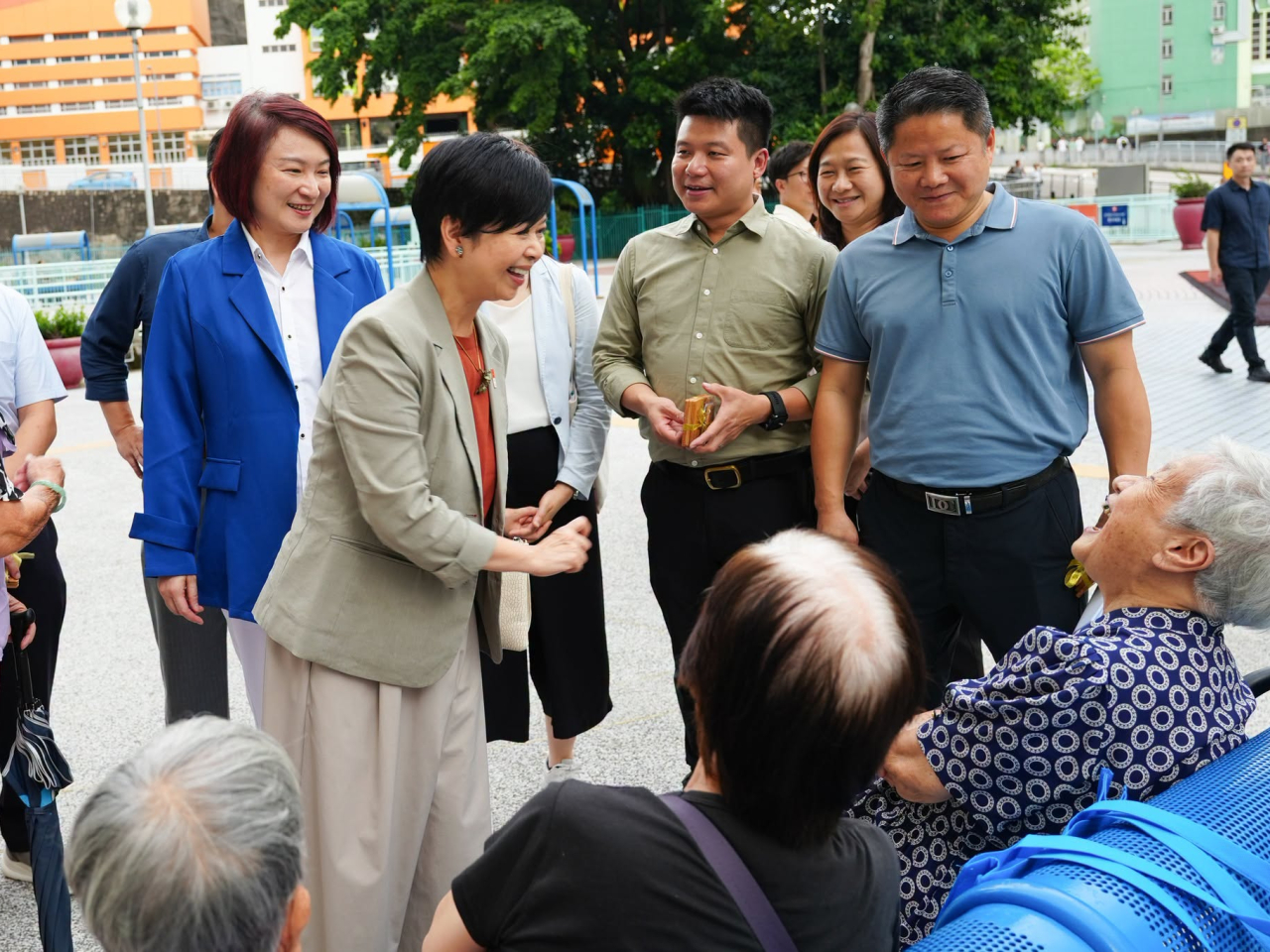 李慧琼表示，何永賢與團隊應邀到到愛民邨視察，與民建聯地區團隊及街坊就屋邨管理、環境改善和宜居優化深入交流。（李慧琼社交網頁圖片）