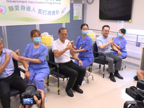 盧寵茂聯同醫管局高層接種季節性流感疫苗
