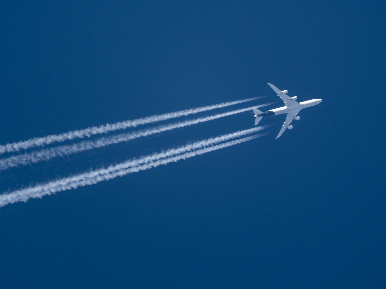 研究指出，航跡雲可能佔航空業整體氣候影響約三分一。（法新社資料圖片）