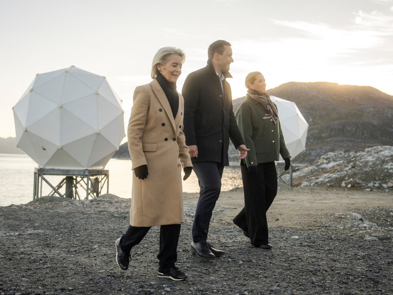 Danish Prime Minister Mette Frederiksen, European Commission President Ursula von der Leyen and Greenland's Prime Minister Jens-Frederik Nielsen visit the company Eutelsat OneWeb in Nuuk, Greenland. Photo: Reuters