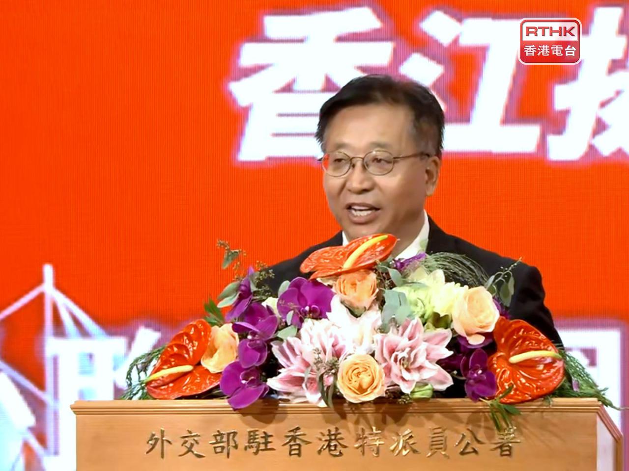 崔建春指香港青年熟練掌握「兩文三語」，兼具中西方文化背景，在專業能力、國際視野等方面都擁有獨特優勢。 （廖漢榮攝）