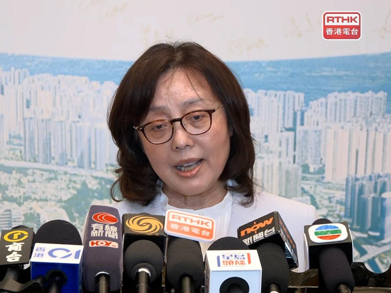 甯漢豪指目前集中督促承建商及分判商處理問題，有信心今年第四季完成處理，確保符合要求。（梁禎祥攝）