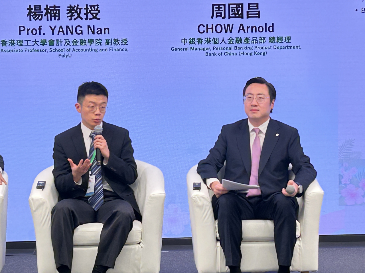 周國昌（右）：上半年綠色金融業務持續增長，綠色按揭和個人貸款淨額增長4倍。（羅煒皓攝）