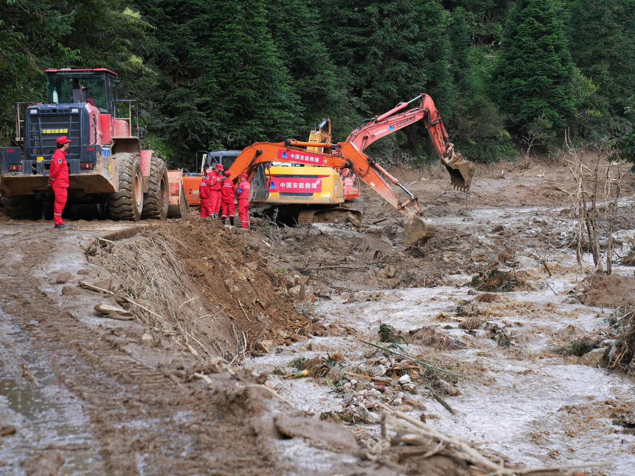 當局表示，泥石流核心區的失聯人員搜救、道路鞏固和次生災害防範等工作，同步展開。（新華社資料圖片）