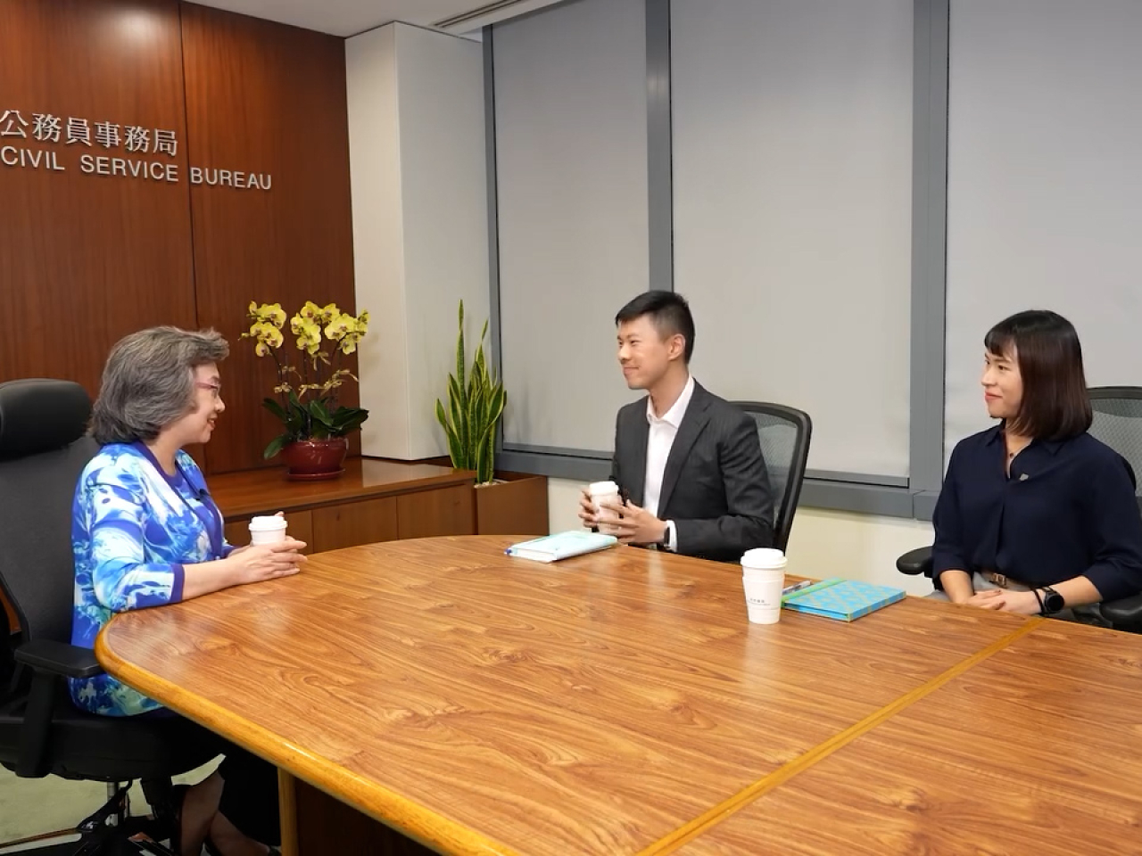 楊何蓓茵鼓勵第三批16名來自不同部門的香港青年公務員在國際舞台認真履職，拓闊眼界。（楊何蓓茵社交網站片段截圖）