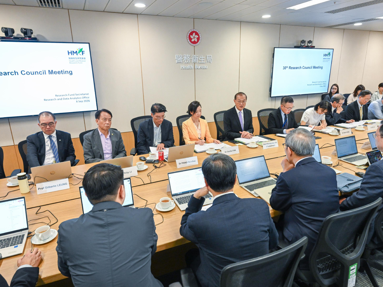 盧寵茂（左六）主持醫衞局轄下研究局第30次會議。（政府新聞處）