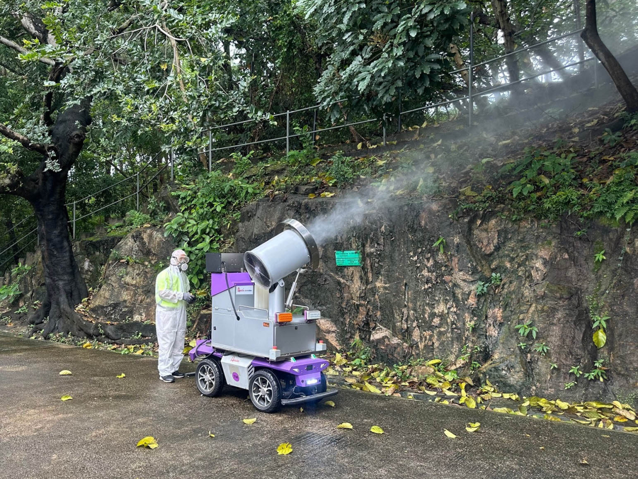 食環署承辦商人員在屯門區掃管笏一帶以霧化處理方式殺滅成蚊。（政府新聞處）
