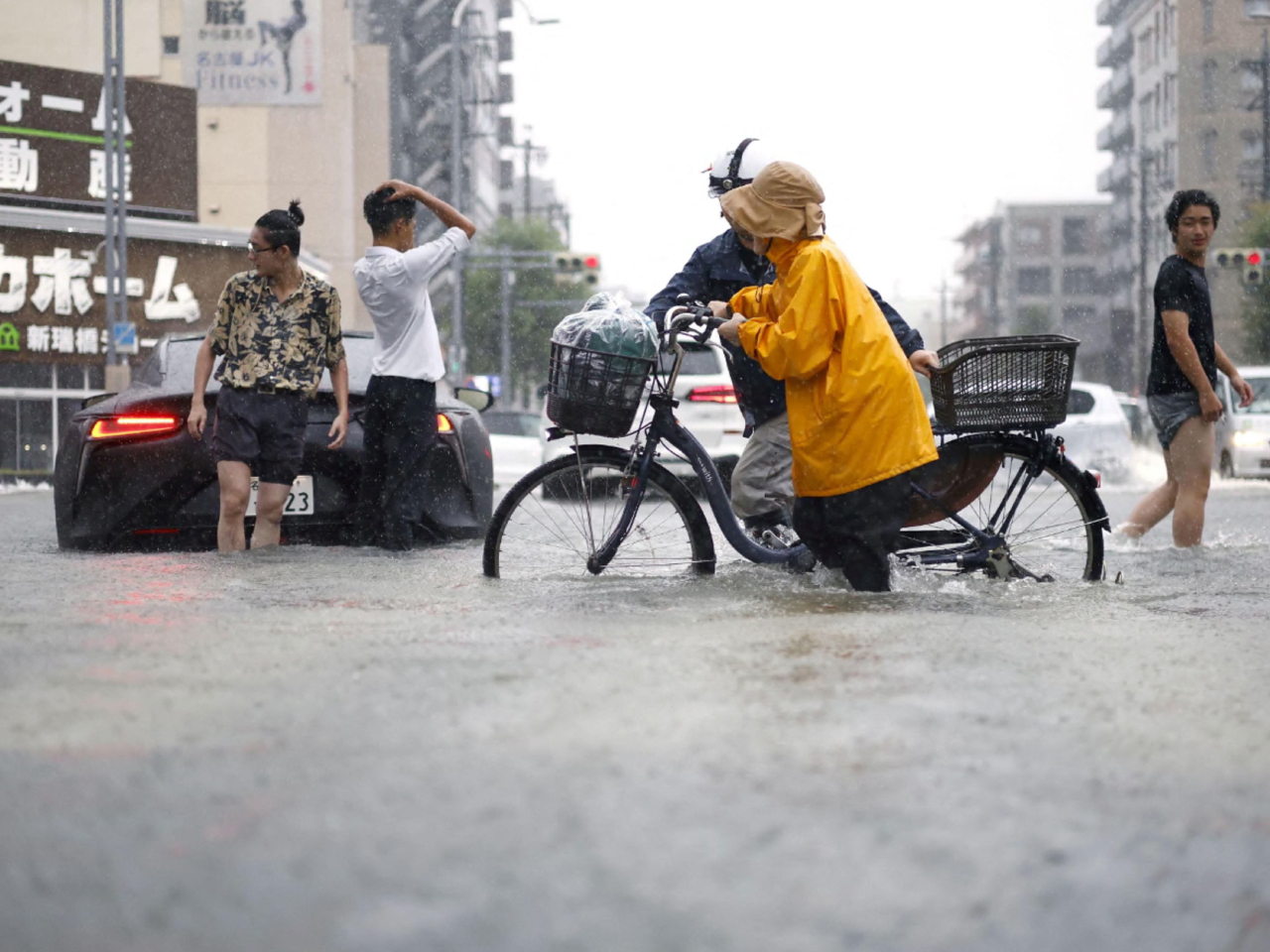 名古屋市昨日落大雨，路道交通大受影響。（路透社）