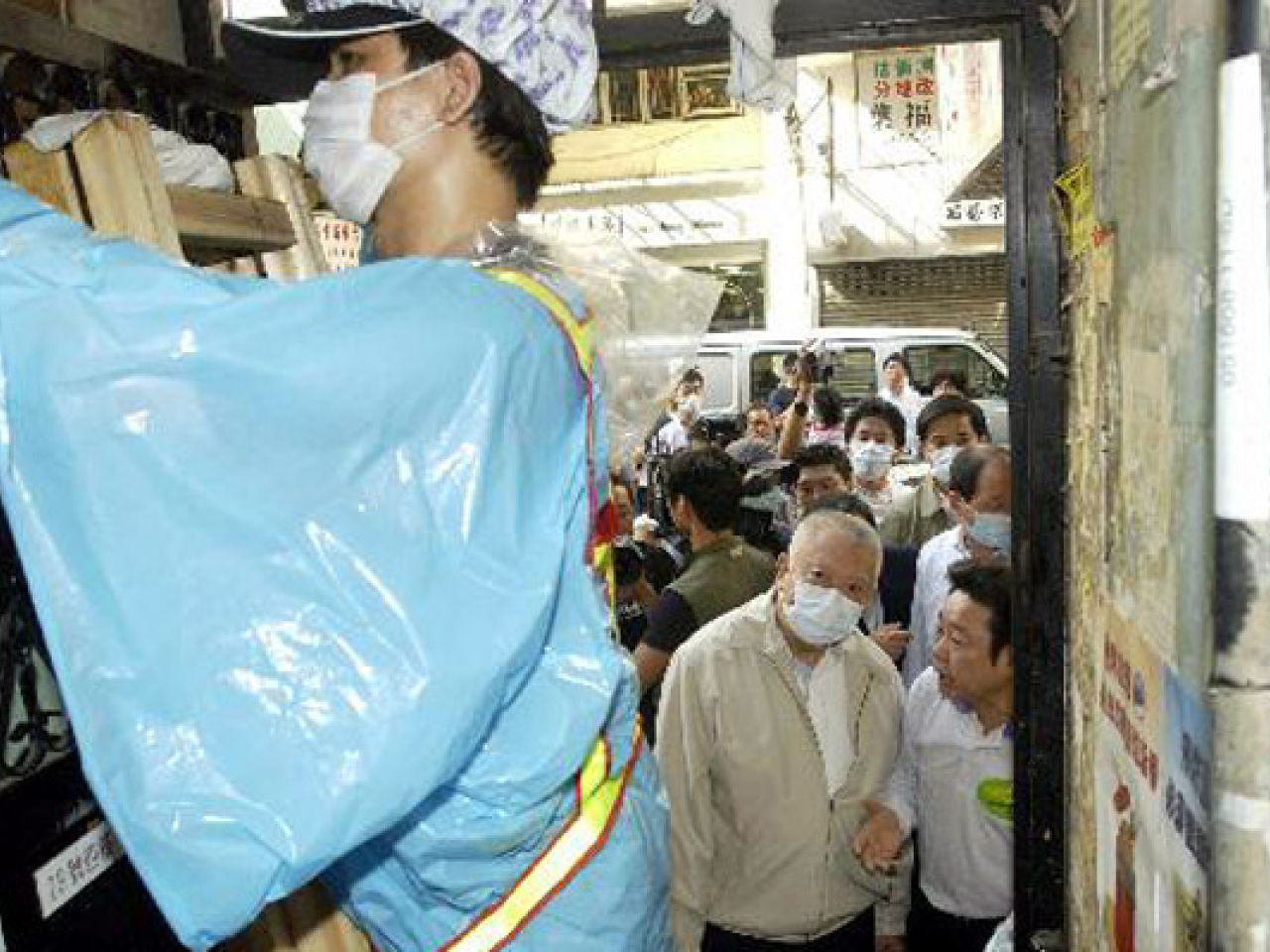 董建華在2003年曾落區參與「全民清潔保健行動日」。（政府新聞處資料圖片）