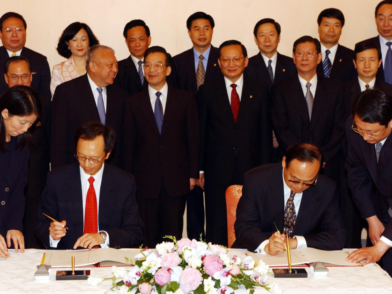 董建華在2003年6月於禮賓府見證「內地與香港關於建立更緊密經貿關係的安排」的簽署儀式。（政府新聞處資料圖片）