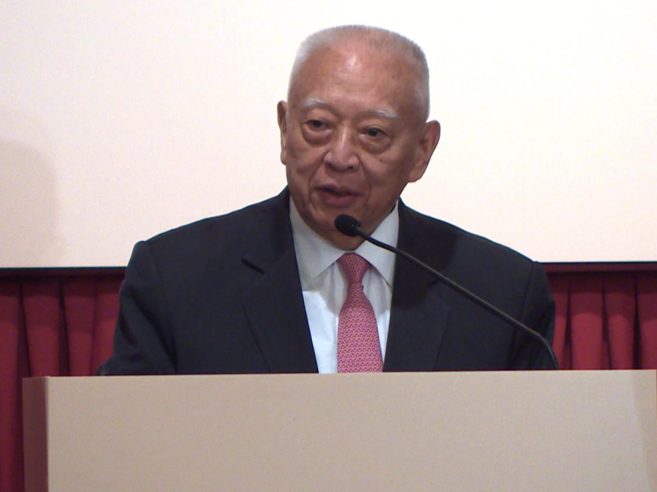譚耀宗表示，在香港回歸的時候，在董建華的帶領下，香港平穩過渡，建設特區，做了很多工作。（港台圖片）