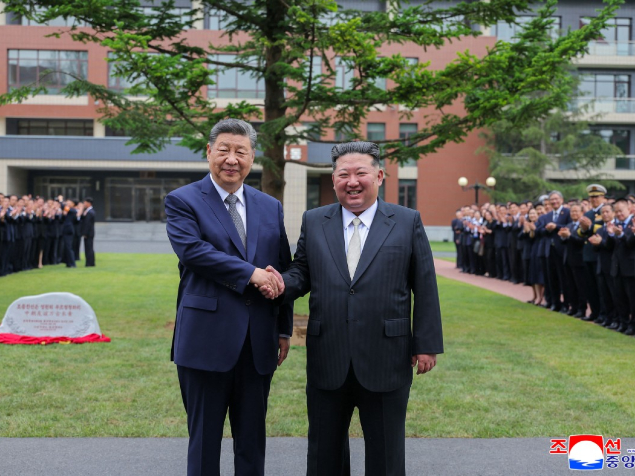 習近平就朝鮮國慶78周年向金正恩致賀電。（法新社資料圖片）