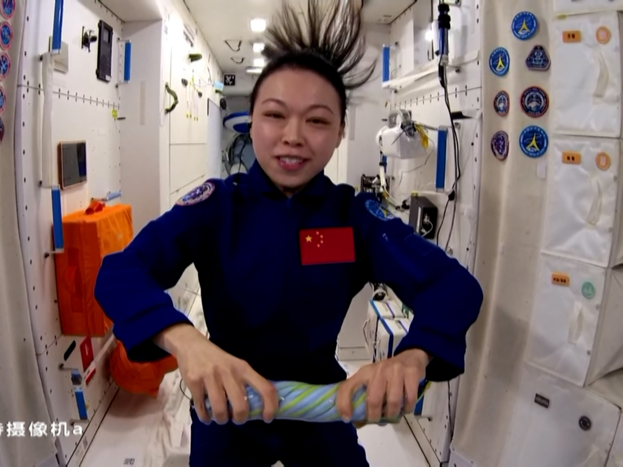 黎家盈展示在太空扭濕毛巾，扭出來的水，不會往下流，而是附在毛巾表面。