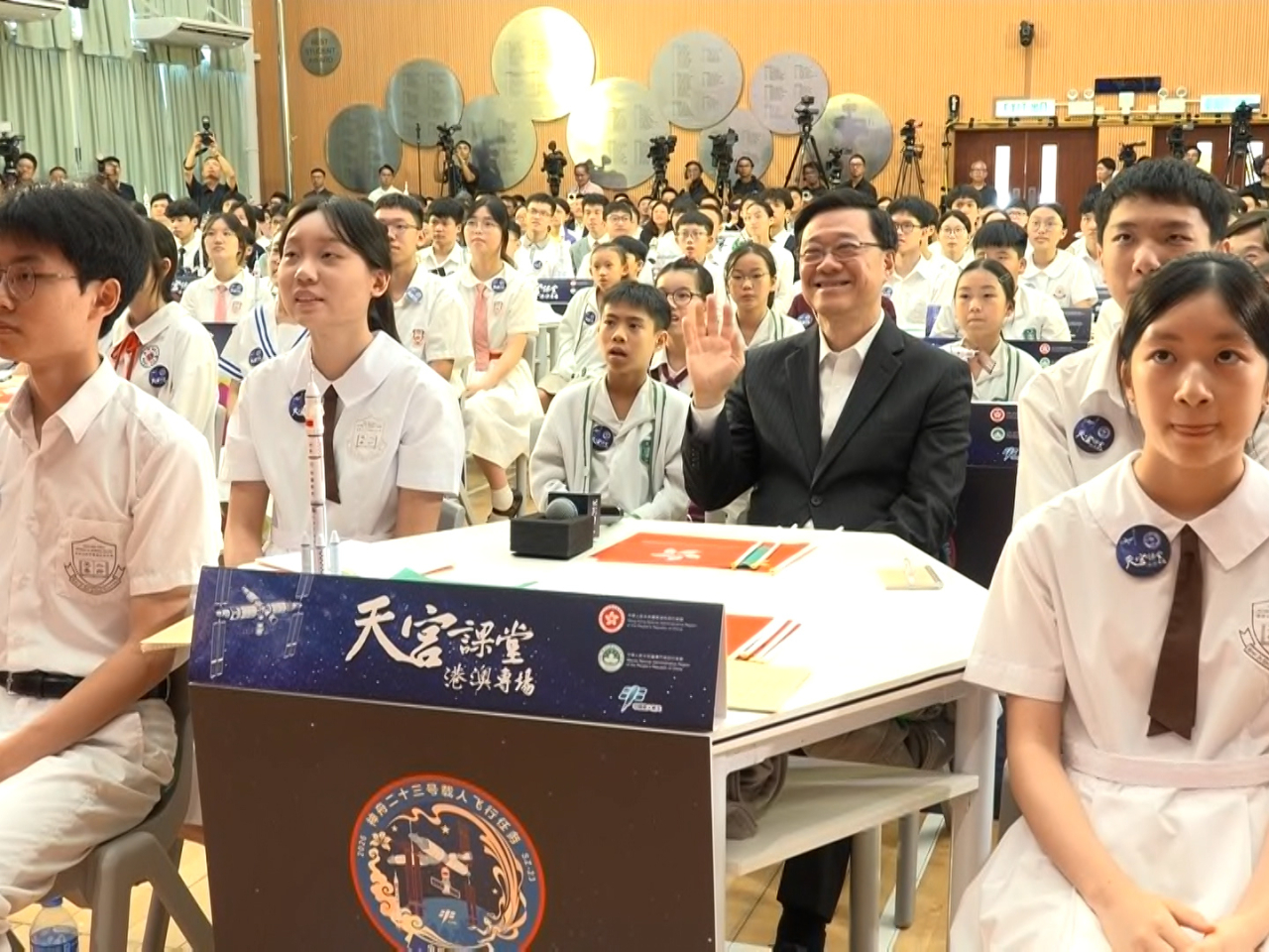 李家超早上到該校參與活動，在「天地對話」環節。